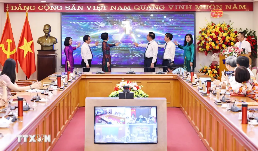 Đồng chí Nguyễn Trọng Nghĩa dự khai trương chuyên trang của Thông tấn xã Việt Nam. Ảnh: TTXVN