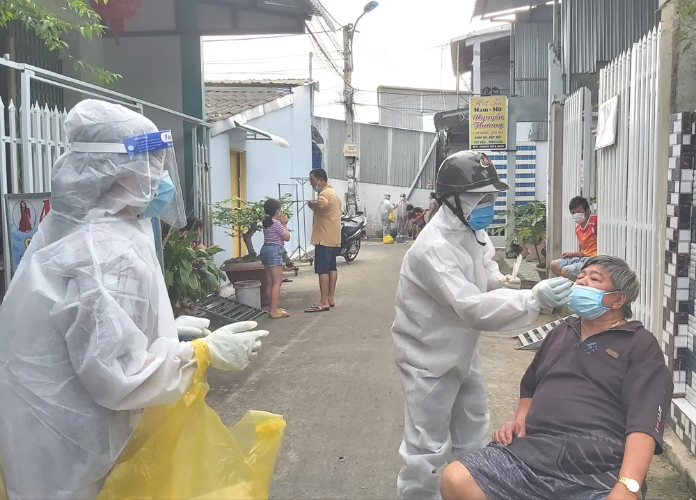 Cán bộ y tế test sàng lọc phục vụ công tác phòng chống dịch Covid-19 tại Cà Mau (thời điểm dịch Covid-19 bùng phát)