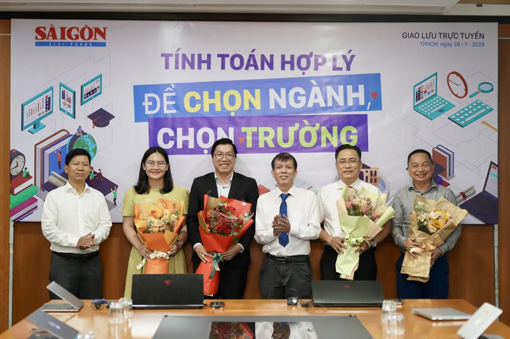 Nhà báo Khắc Văn, Phó Tổng Biên tập Phụ trách Báo SGGP tặng hoa cho các khách mời tham gia giao lưu trực tuyến chiều 29-7. Ảnh: HOÀNG HÙNG