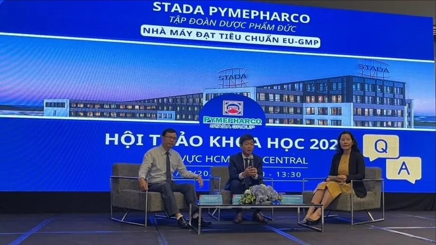 4. Từ trái qua Ths.Ds Lê Ngọc Danh - TP QLD Sở Y tế tp.HCM_ BsCK2 Trần Quang Khánh, Th,Bs Nguyễn Thị Phụng  - BV Chợ Rẫy báo cáo tại hội thảo.jpg