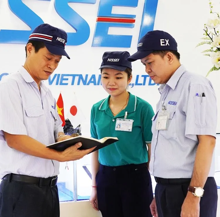 Anh4-Anh Nguyễn Quang Duy Lâm trao đổi công việc với nhân viên.jpg