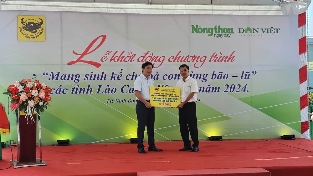 Ông Ngô Văn Đông - Tổng Giám đốc Công ty CPPB Bình Điền trao 3 tỷ đồng hỗ trợ cho đại diện chương trình mang sinh kế đến bà con vùng bão lũ Lào Cai và Yên Bái