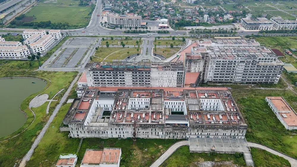 Cơ sở 2 của Bệnh viện Việt Đức tại tỉnh Hà Nam đã hoàn thành các khối nhà nhưng bị bỏ hoang lâu nay, gây lãng phí. Ảnh: CTV