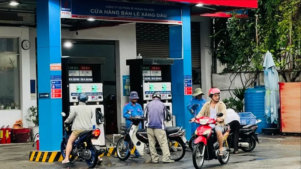 Khách đổ xăng tại PVOIL sáng 22-10.jpg