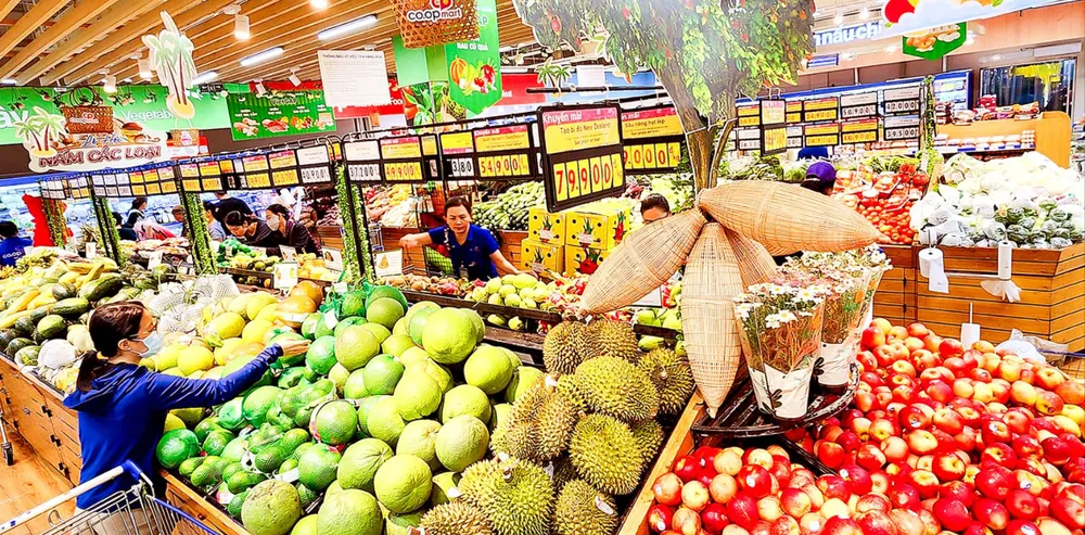 Khách nhộn nhịp mua sắm tại hệ thống Co.opmart trên địa bàn TPHCM vào ngày cuối tuần. Ảnh: TRANG MAI