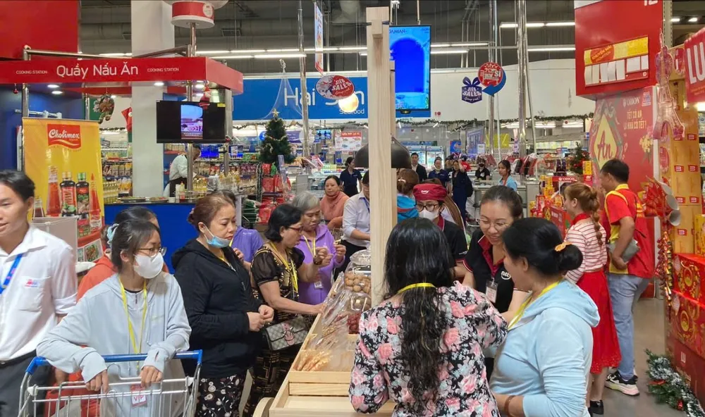 Người tiêu dùng chọn mua hàng hóa tại siêu thị MM Mega Market, TPHCM. Ảnh: GIA HÂN