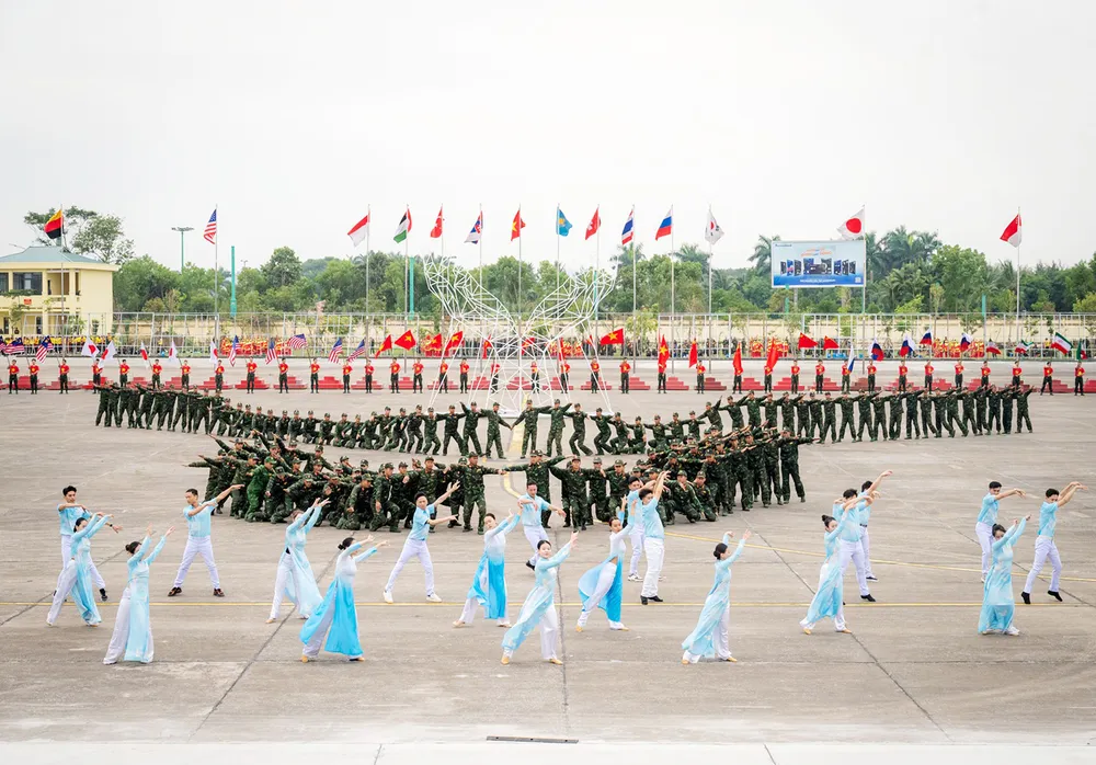 Anh1-Anh huan luyen Trien lam QPVN 13.jpg