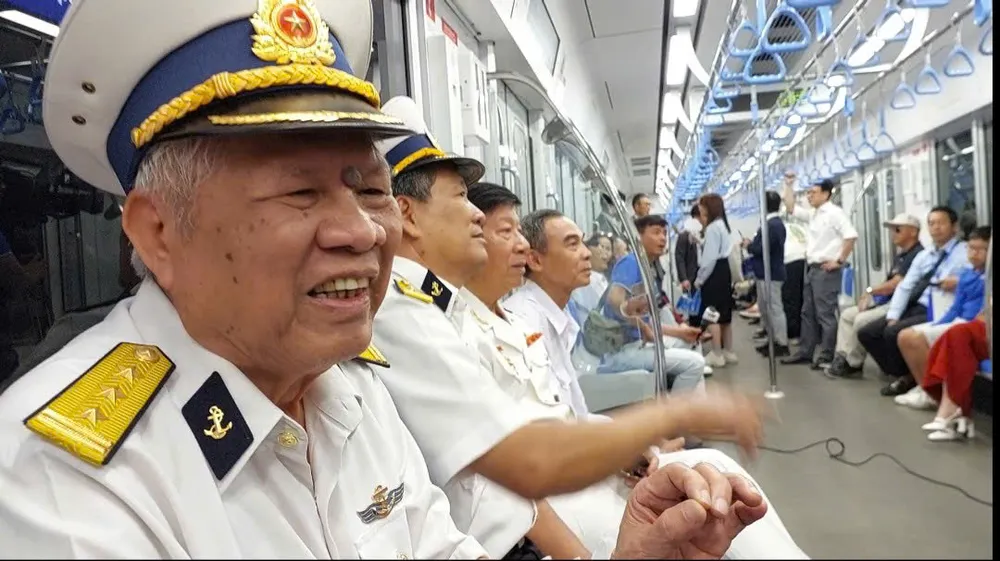 Ông Nguyễn Văn Dụ, 79 tuổi, phường 22 quận Bình Thạnh rất vui khi trải nghiệm metro sáng 22-12. Ảnh: MAI HOA