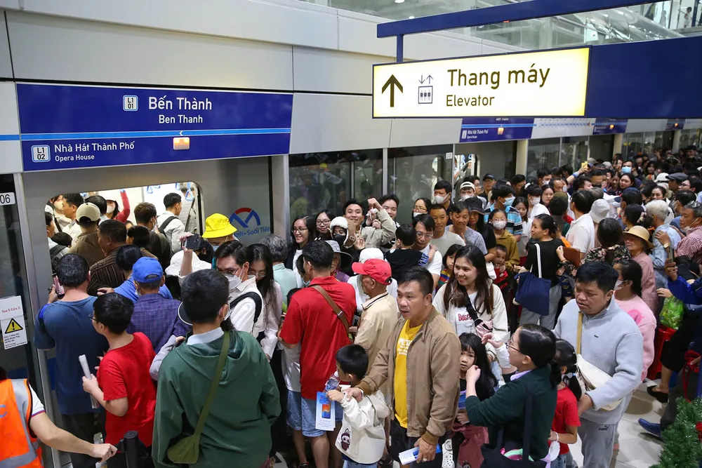 Người dân háo hức chờ lên metro tại ga Bến Thành. Ảnh: HOÀNG HÙNG