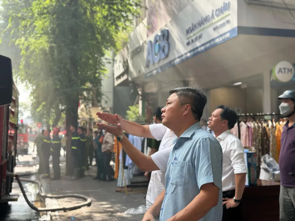 Đại tá Nguyễn Hải Phước, Trưởng Công an quận 1 trực tiếp chỉ đạo công tác chữa cháy cứu người tại hiện trường