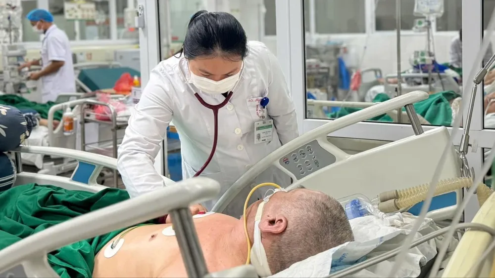 Bác sĩ Bệnh viện Bệnh nhiệt đới điều trị bệnh nhân viêm phổi do cúm.jpg