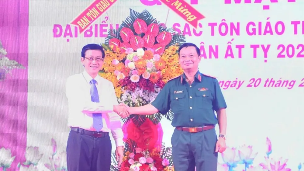 Đại diện Bộ Tôn giáo và Dân tộc chúc mừng buổi gặp mặt