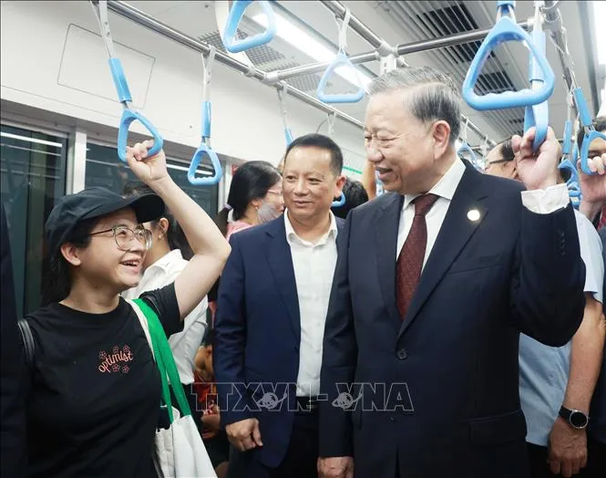 Tổng Bí thư Tô Lâm đi tàu Metro số 1 Bến Thành - Suối Tiên và trò chuyện với người dân. Ảnh: TTXVN