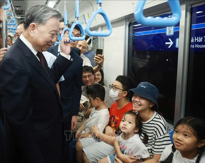 Tổng Bí thư Tô Lâm đi tàu Metro số 1 Bến Thành - Suối Tiên và trò chuyện với người dân. Ảnh: TTXVN