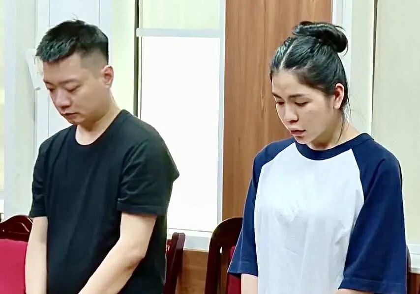 Nguyễn Thị Thái Hằng (Hằng Du mục) (phải) bị khởi tố