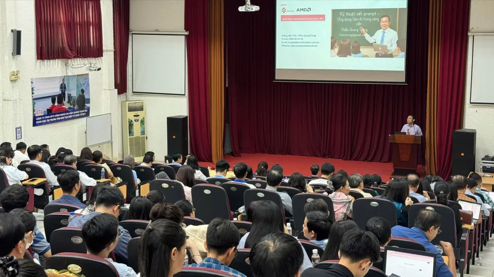 Lớp tập huấn kỹ năng ứng dụng AI dành cho công chức, viên chức đang làm việc tại SHTP