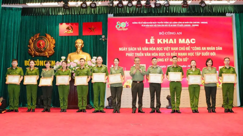 Các cán bộ chiến sĩ đạt giải nhận giấy khen 