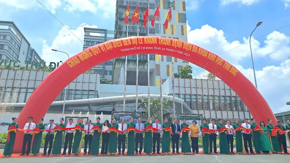 Các đại biểu cắt băng khánh thành bệnh viện. Ảnh: QUANG HUY