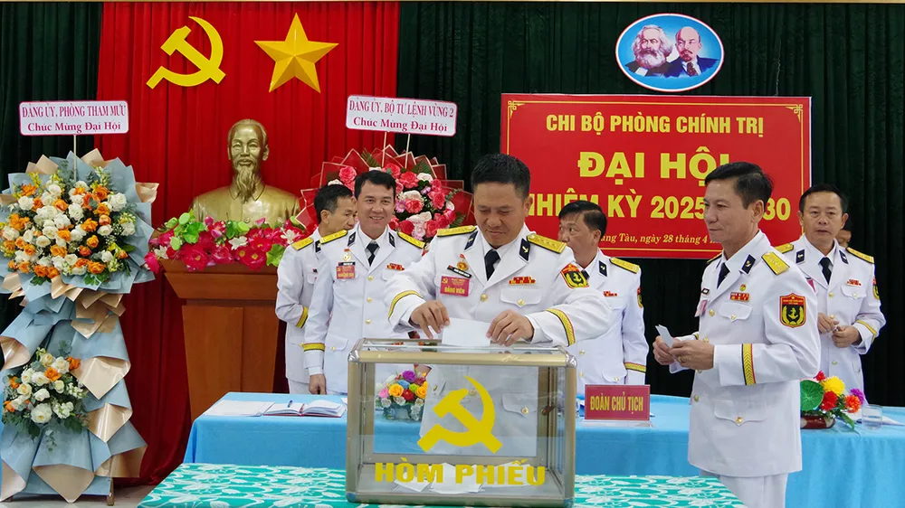 Tiến hành bầu cử tại Đại hội Chi bộ Phòng Chính trị. Ảnh: MINH SANG