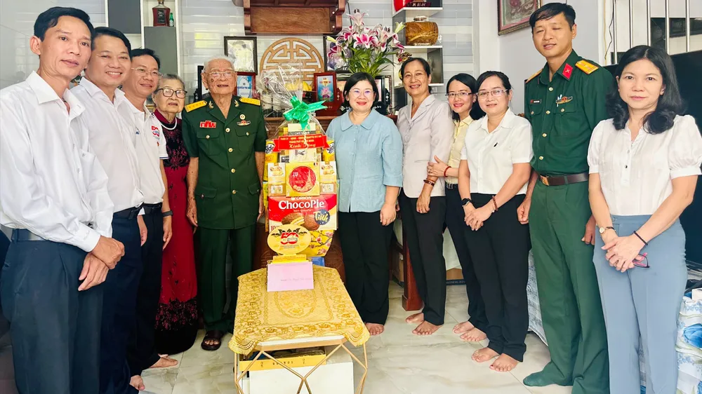 Đồng chí Văn Thị Bạch Tuyết thăm, tri ân ông Nguyễn Tầm Thường