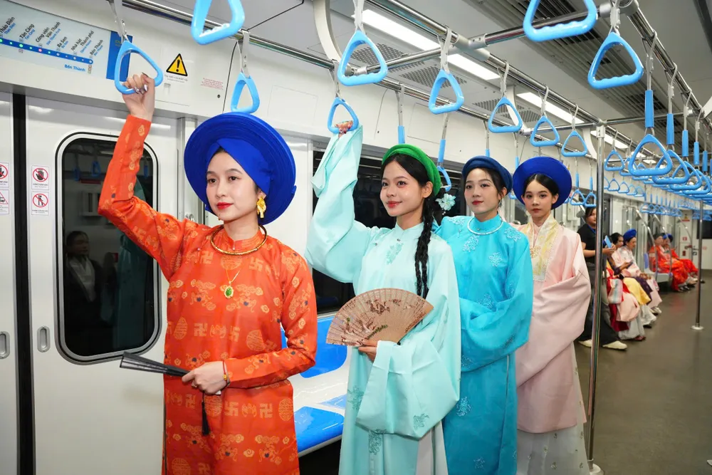 H3- Nhiều bạn trẻ mặc trang phục áo dài truyền thống trong chương trình “Sắc màu Lễ hội Áo dài trên hành trình Metro”(d).jpg