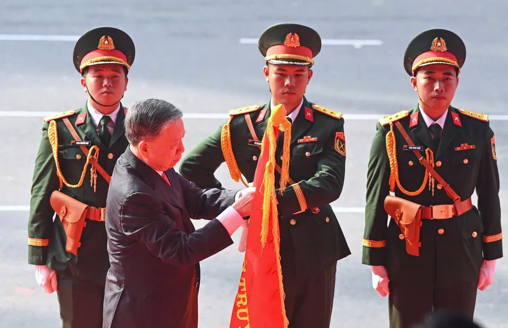 Tổng Bí thư Tô Lâm trao Danh hiệu Anh hùng Lao động đến Đảng bộ, chính quyền và nhân dân TPHCM tại Lễ kỷ niệm 50 năm Ngày Giải phóng miền Nam, thống nhất đất nước, sáng 30-4. Ảnh: VIẾT CHUNG