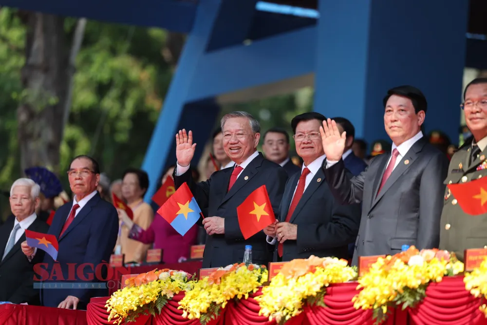 Tổng Bí thư Tô Lâm vẫy tay chào khối diễu binh, diễu hành tiến vào lễ đài.jpg