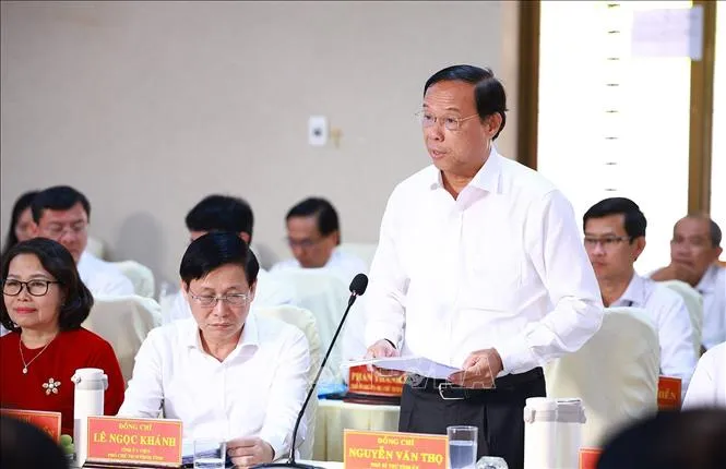 Chủ tịch UBND tỉnh Bà Rịa - Vũng Tàu Nguyễn Văn Thọ báo cáo tình hình kinh tế - xã hội. Ảnh: TTXVN