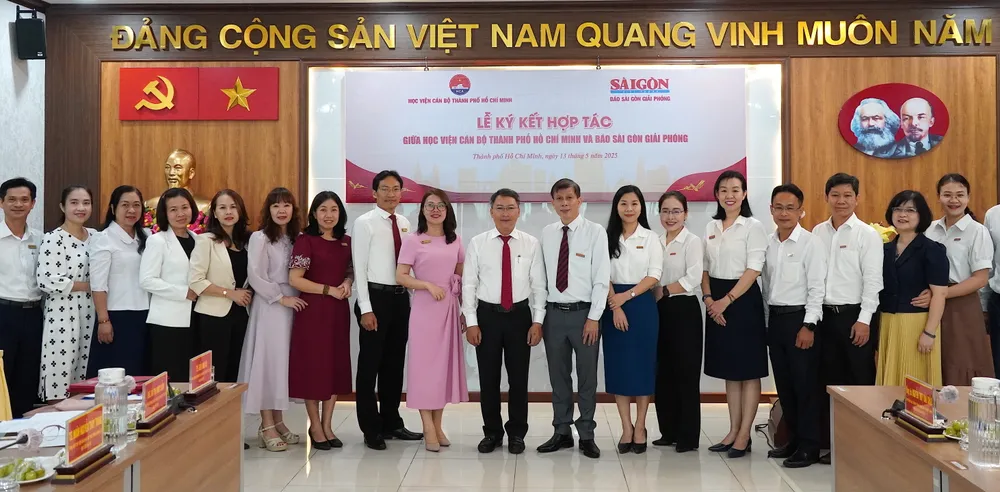 Đoàn tham gia lễ ký kết của Báo SGGP và Học viện Cán bộ TPHCM chụp ảnh lưu niệm. Ảnh: CHÍ THẠCH