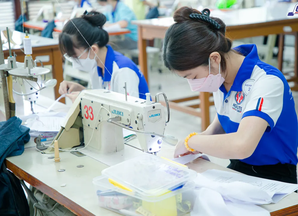 Sinh viên ngành Công nghệ may học thực hành.jpeg