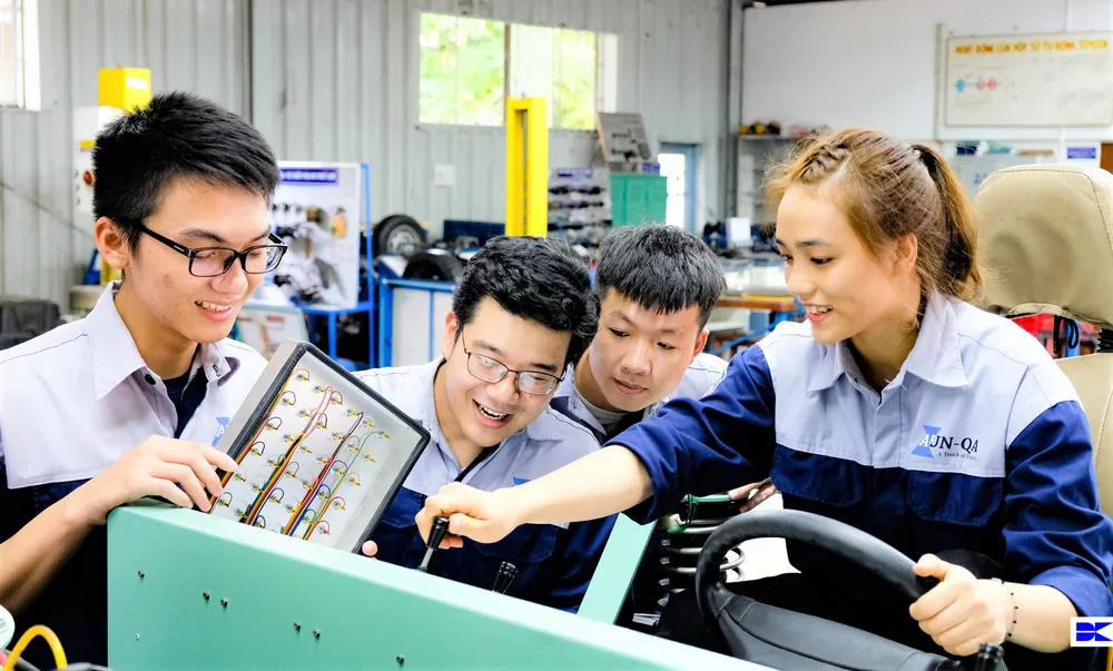 Sinh viên ngành Công nghệ ô tô học thực hành tại xưởng ô tô.jpg