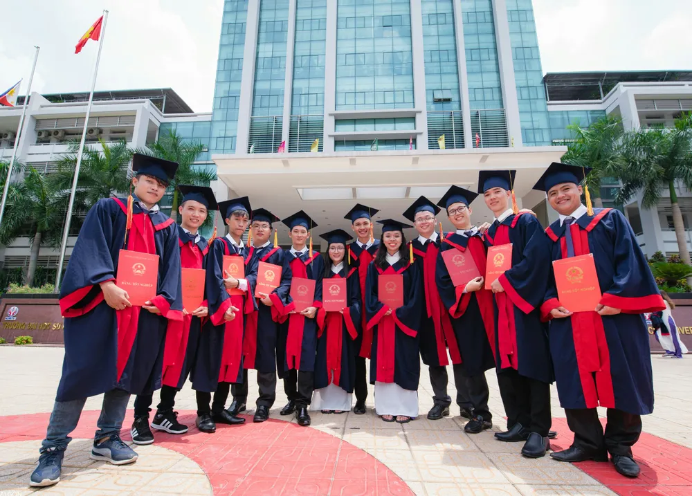 Sinh viên nhận bằng tốt nghiệp.jpg