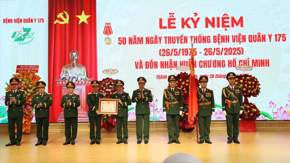 Ban Giám đốc Bệnh viện Quân y 175 đón nhận Huân chương Hồ Chí Minh