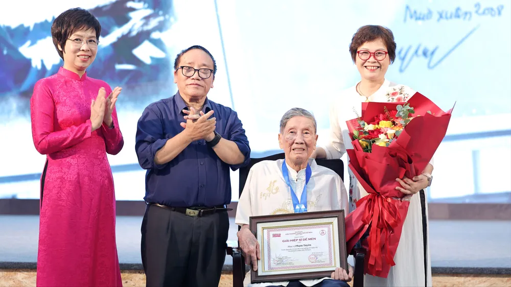 Giải thưởng Thiếu nhi Dế Mèn lần thứ 6 - vinh danh nhạc sĩ Phạm Tuyên