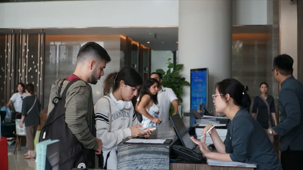 Khách quốc tế làm thủ tục nhận phòng tại khách sạn ven biển Đà Nẵng. Ảnh: XUÂN QUỲNH
