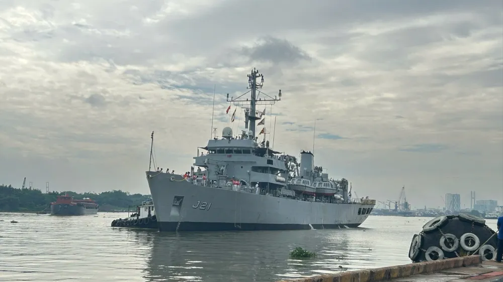 Tàu Hải quân Ấn Độ INS Darshak cập Cảng Sài Gòn sáng 29-5. Ảnh: XUÂN HẠNH 