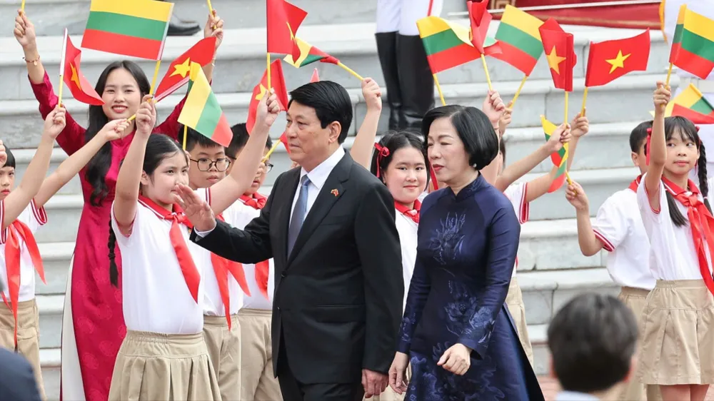 Chủ tịch nước Lương Cường và Phu nhân chủ trì lễ đón Tổng thống nước Cộng hòa Litva Gitanas Nauseda và Phu nhân, sáng 12-6. Ảnh: QUANG PHÚC