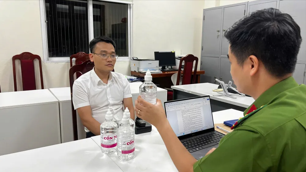 Hà Nội: Tạm giữ Phó Chủ tịch UBND thị trấn Chúc Sơn để điều tra sản xuất hàng giả 