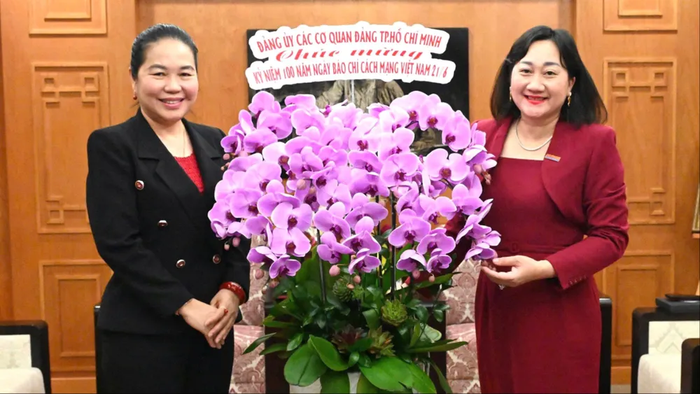 Đồng chí Phó Bí thư Đảng ủy các cơ quan Đảng TPHCM Lê Thị Hồng Nga tặng hoa chúc mừng Báo Sài Gòn Giải Phóng nhân kỷ niệm 100 năm Ngày Báo chí cách mạng Việt Nam. Ảnh: TRỌNG NGHI