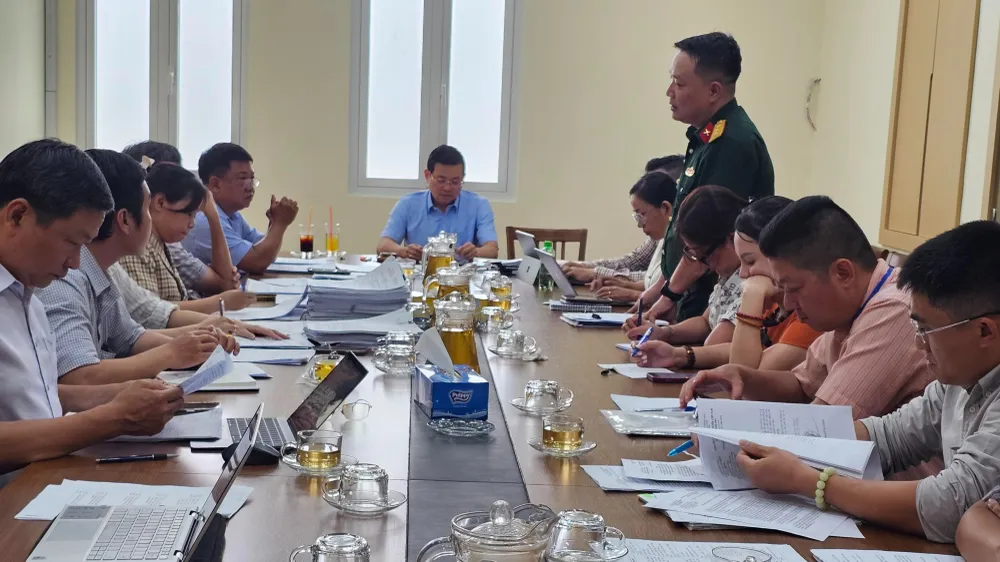 Tổ Công tác 5013 xem xét tháo gỡ một dự án nhà ở của Bộ Quốc phòng. Ảnh: ĐỖ TRÀ GIANG