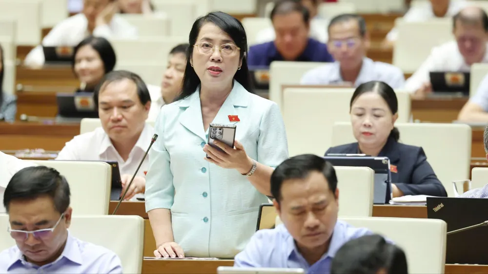 ĐB Trần Kim Yến (TPHCM) nêu câu hỏi chất vấn. Ảnh: QUANG PHÚC