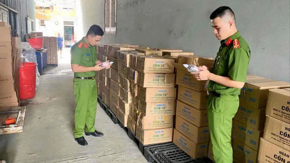 Phòng Cảnh sát Điều tra tội phạm về tham nhũng, kinh tế, buôn lậu và môi trường Công an tỉnh Hà Tĩnh kiểm tra các sản phẩm cồn y tế Ethanol tại Công ty TNHH Đầu tư Dược phẩm Ngân Hà