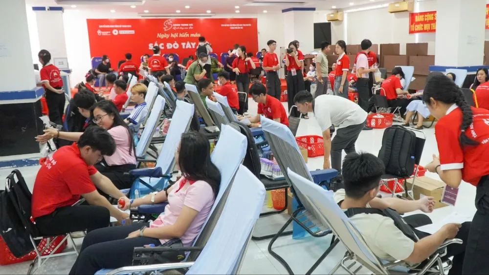 Rất nhiều người đến hiến máu tình nguyện tại ngày hội "Sắc đỏ Tây Đô"