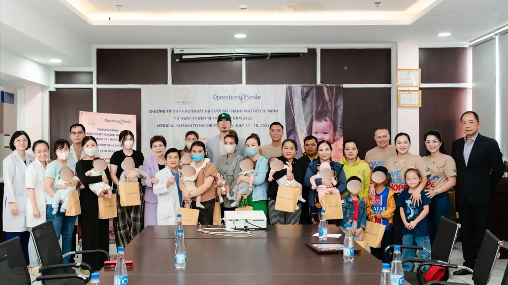 Các em nhỏ tham gia chương trình chụp hình cùng các bác sĩ, tình nguyện viên