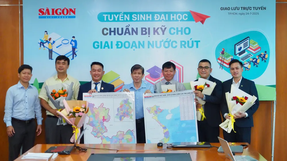 Phó Tổng Biên tập phụ trách Báo Sài Gòn Giải Phóng Nguyễn Khắc Văn tặng Bản đồ đơn vị Hành chính cấp tỉnh Việt Nam và Bản đồ Hành chính cấp xã của TPHCM năm 2025 đến các khách mời. Ảnh: HOÀNG HÙNG