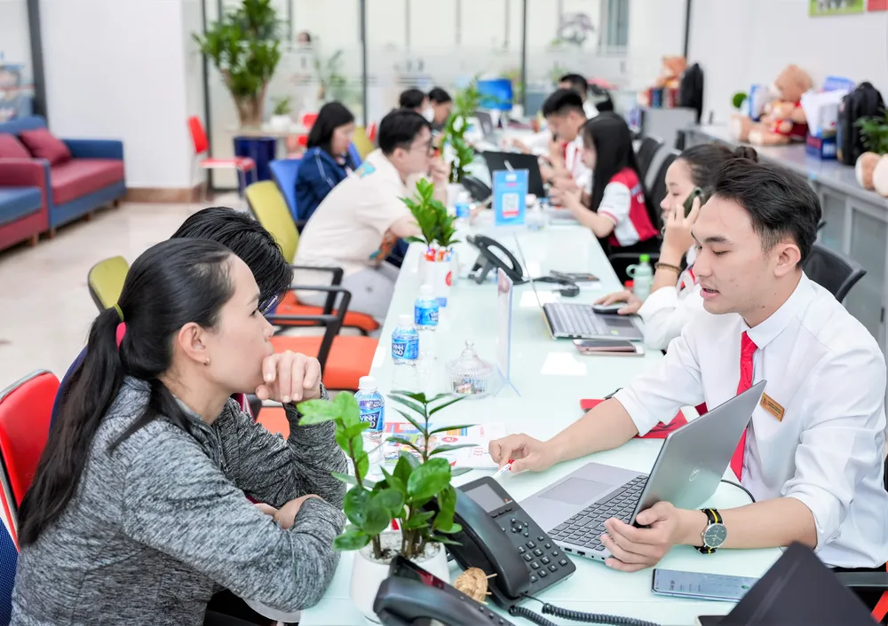 Phụ huynh, thí sinh tìm hiểu thông tin tuyển sinh tại Trường ĐH Kinh tế - Tài chính TPHCM