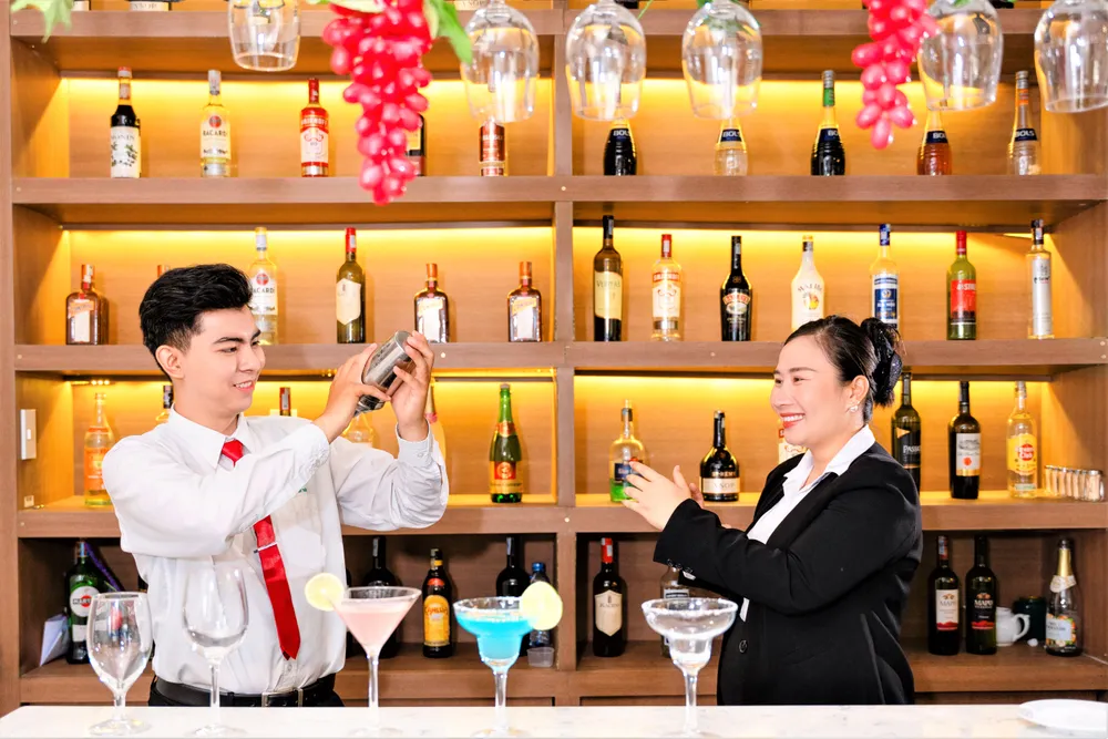 Sinh viên ngành Du lịch và nhà hàng khách sạn Trường ĐH Nguyễn Tất Thành học kỹ thuật pha chế .jpg