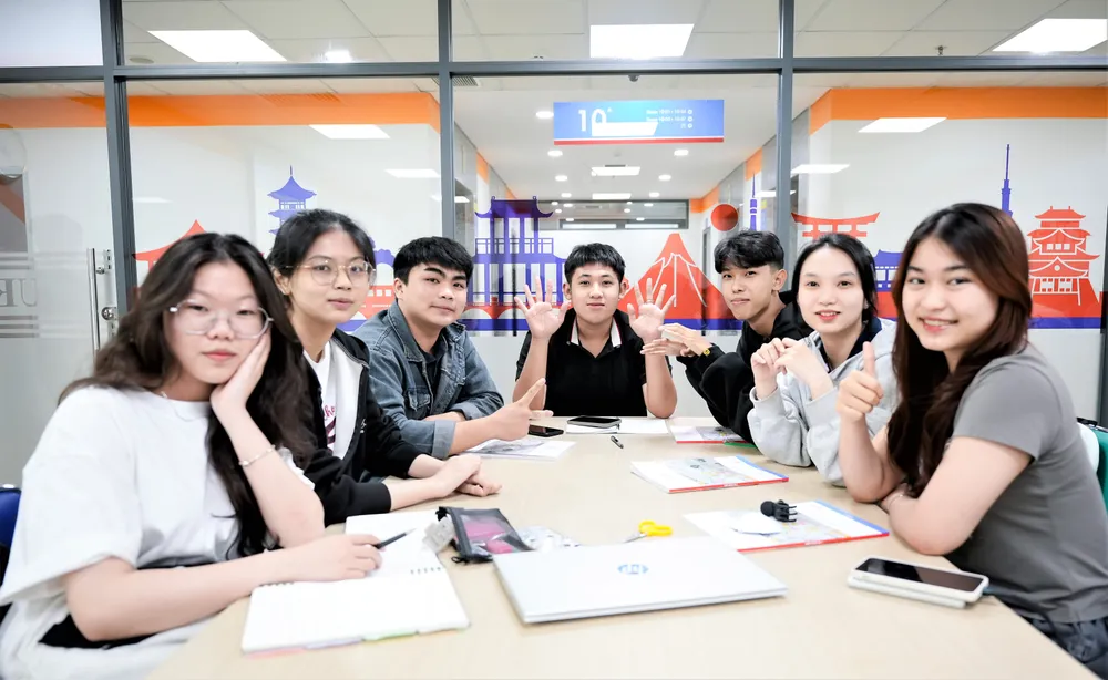 Sinh viên Trường ĐH Kinh tế - Tài chính TPHCM trong giờ học nhóm .jpg