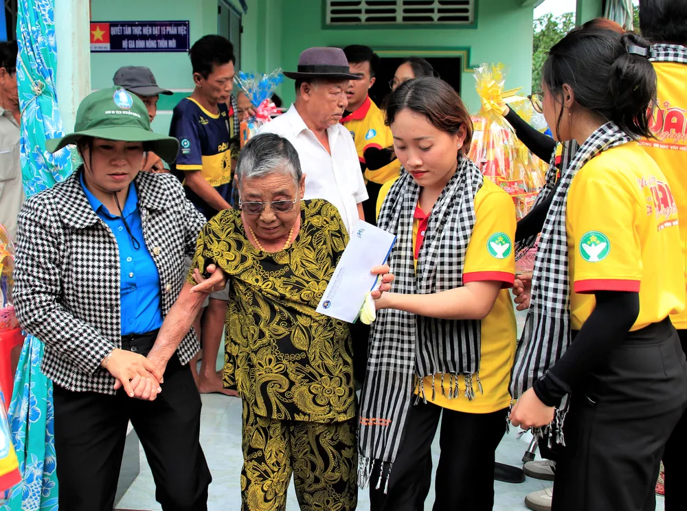 Sinh viên Trường ĐH Văn Hiến tham gia công tác  thiện nguyện.jpg