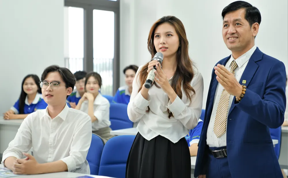 Sinh viên Trường ĐH Văn Hiến trong giờ học lý thuyết .jpg